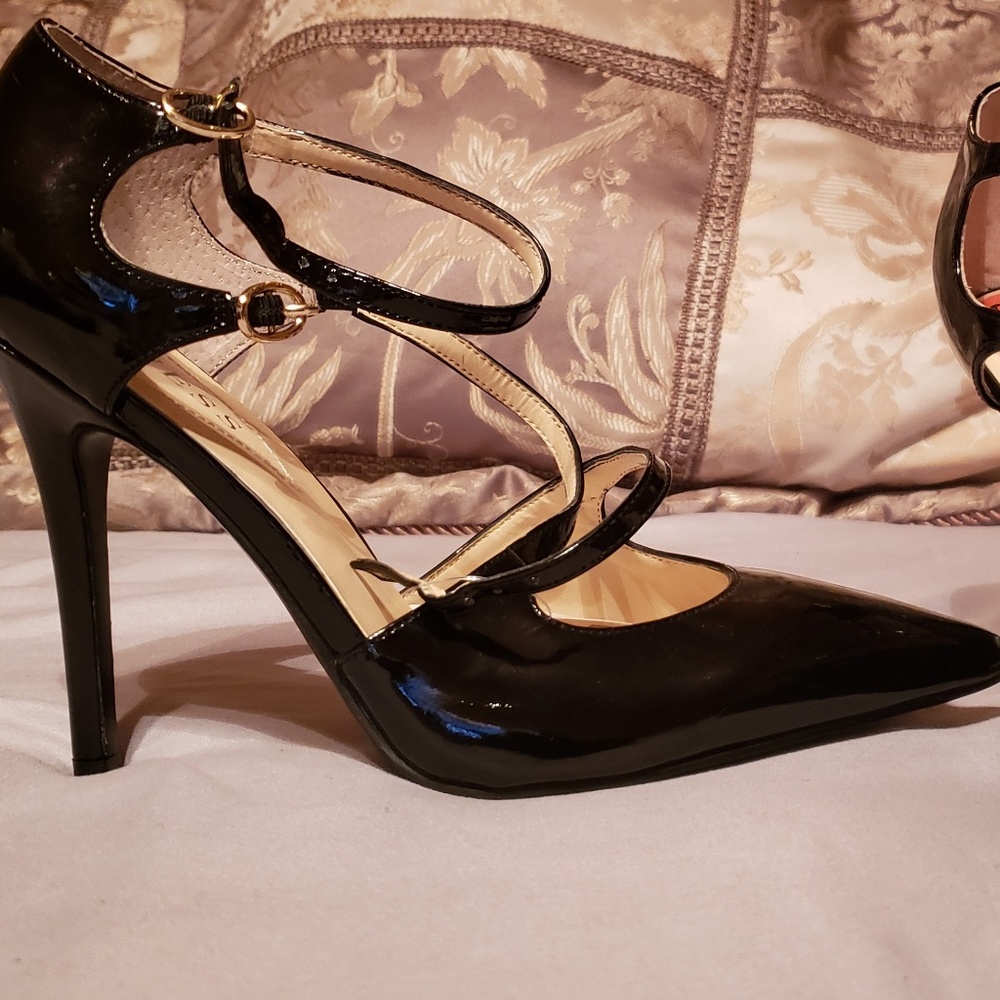 Guess Patent Leather Pump